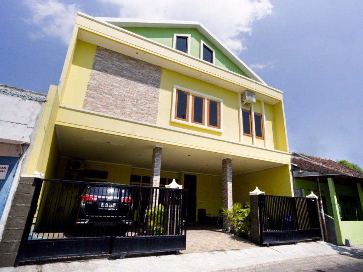 Oyo 3516 Kinawa Family Residence Madiun Exterior photo